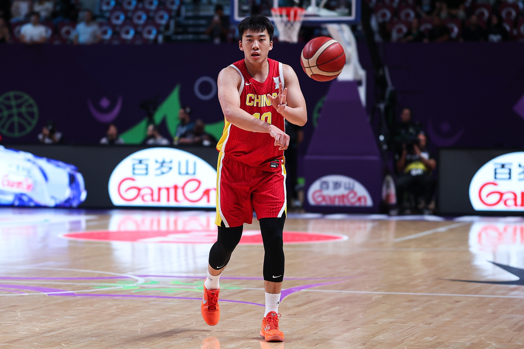 开云集团-媒体人：王俊杰说明年可能会参加NBA选秀 没选上也会在海外找机会